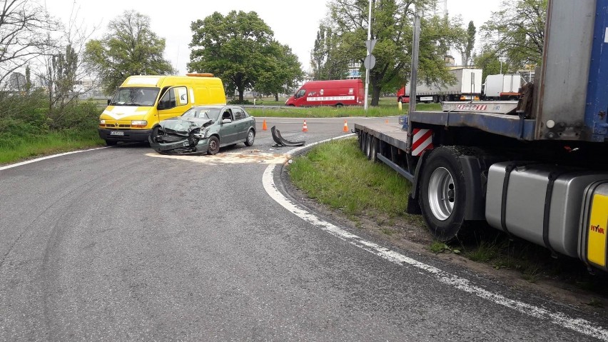 Ciężarówka wymusiła pierwszeństwo oplowi na ulicy Toruńskiej we Włocławku [zdjęcia]