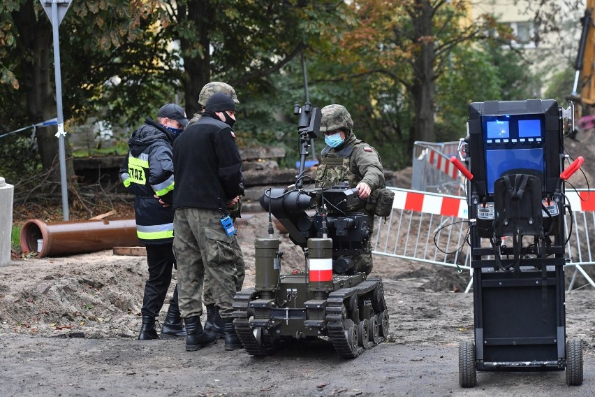Akcja saperów na ul. Jodłowej w Szczecinie. Wydobyli bombę samozapalającą z II wojny światowej 