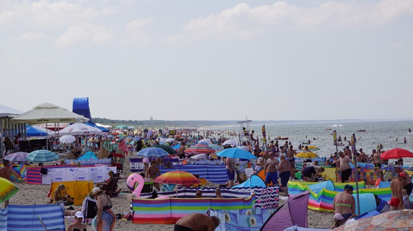 Plaże w Darłówku pełne turystów. Wakacje 2021 w pełni [zdjęcia]