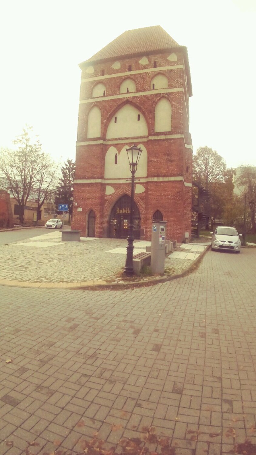 Malbork. Latarnie nad Nogatem rażą w oczy z powodu herbu. Okazuje się, że to repliki przedwojennej lampy odnalezionej na Starym Mieście