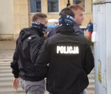 Miał proponować seks 14-latce i prezentować treści pornograficzne. Zatrzymała go gdańska policja. W jego domu znaleziono narkotyki i broń