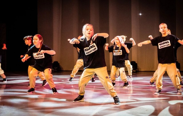 Na dużej scenie Kieleckiego Teatru Tańca odbył się spektakl „Hip hopowa podróż do przeszłości”