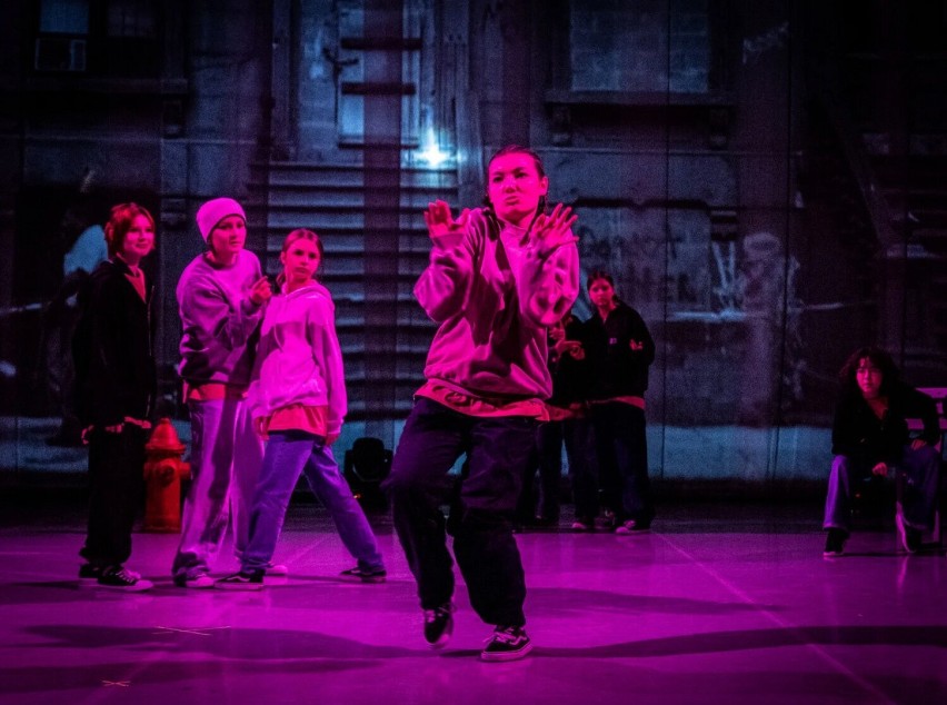 Na dużej scenie Kieleckiego Teatru Tańca odbył się spektakl „Hip hopowa podróż do przeszłości”. Zobacz zdjęcia