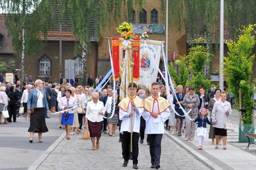 Przy każdym z ołtarzy odczytywany jest fragment jednej z...