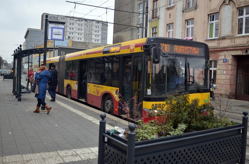 Pierwsze neo-secesyjne wiaty przystankowe już pojawiły się w Łodzi [ZDJĘCIA]