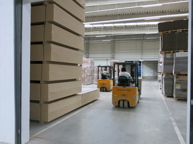 Jeleniogórska „Zorka”, produkująca meble dla szwedzkiej „Ikei”, chce się rozwijać. Dziś zakład zatrudnia ponad 700 osób i z otwartymi rękami przyjmie każdego dobrego stolarza.