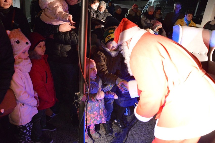 Choinka już świeci, a Mikołaj odwiedził rawickie dzieci. Wydarzenie na deptaku przyciągnęło sporo mieszkańców [ZDJĘCIA]