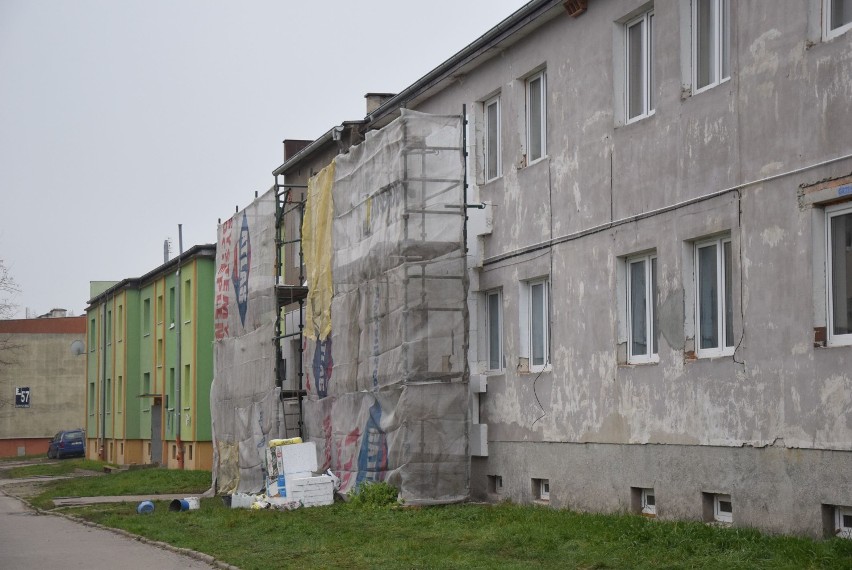 Malbork. Budynek socjalny przy Słowackiego będzie wyglądał jak nowy. Ekipa remontowa pracuje nad elewacją