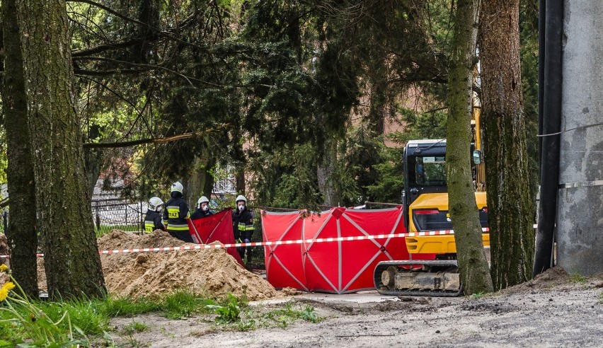 Śmiertelny wypadek na ul. Gołąba w Babicach. Mężczyzna zginął zasypany w wykopie