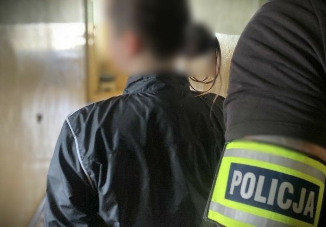 Kryminalni z tczewskiej komendy zatrzymali 36-latkę, która w nocy zniszczyła samochód zaparkowany na jednym z parkingów w Tczewie. Kobieta była pijana i jak tłumaczyła policjantom, zrobiła to bez żadnego powodu. 