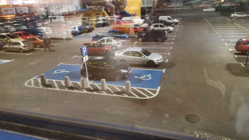 Mistrz parkowania zajął dwa miejsca parkingowe dla...