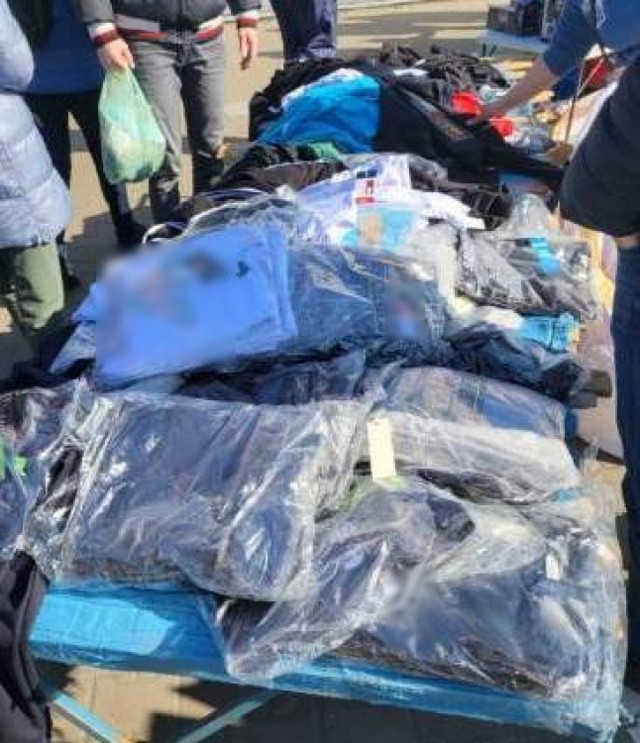 Policjanci zabezpieczyli łącznie 169 sztuk różnego rodzaju odzieży, między innymi koszulki, bluzy oraz spodnie