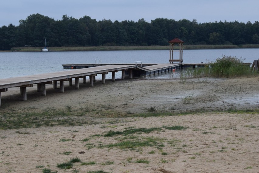 Czy Jezioro Powidzkie wysycha? Plaże cofnęły się nawet o kilka metrów! [FOTO]