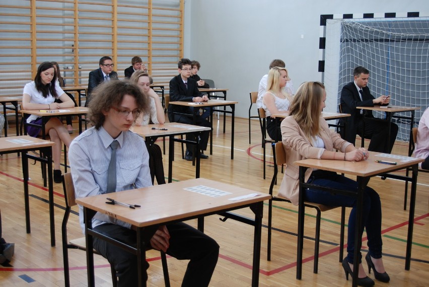 Gimnazjaliści z Dąbrowy piszą egzamin 2013