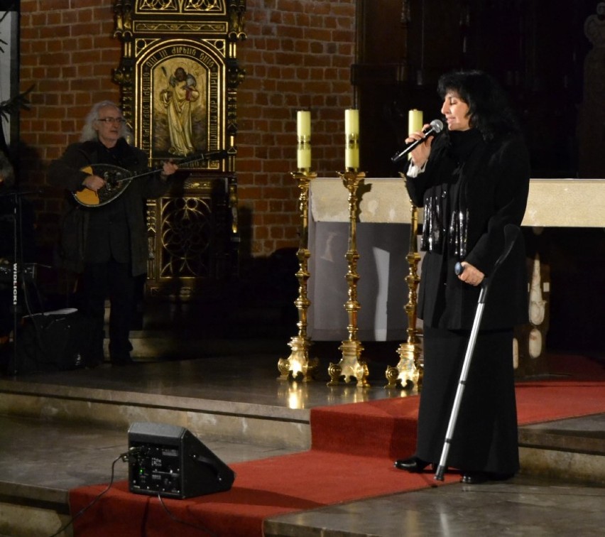 W pelplińskiej katedrze wystąpił zespół Eleni. Wierni z artystką śpiewali kolędy