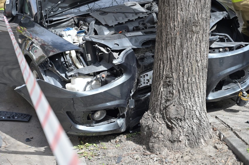 Na ul. Czarnieckiego w Grudziądzu samochód uderzył w drzewo....