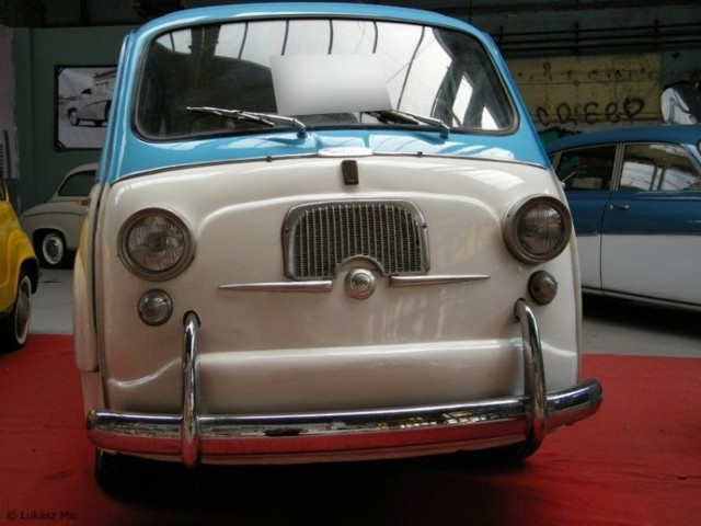 Jego konstrukcja opiera się na najmniejszym w&oacute;wczas produkowanym samochodzie, jakim był Fiat 600. Fot. Łukasz Mic