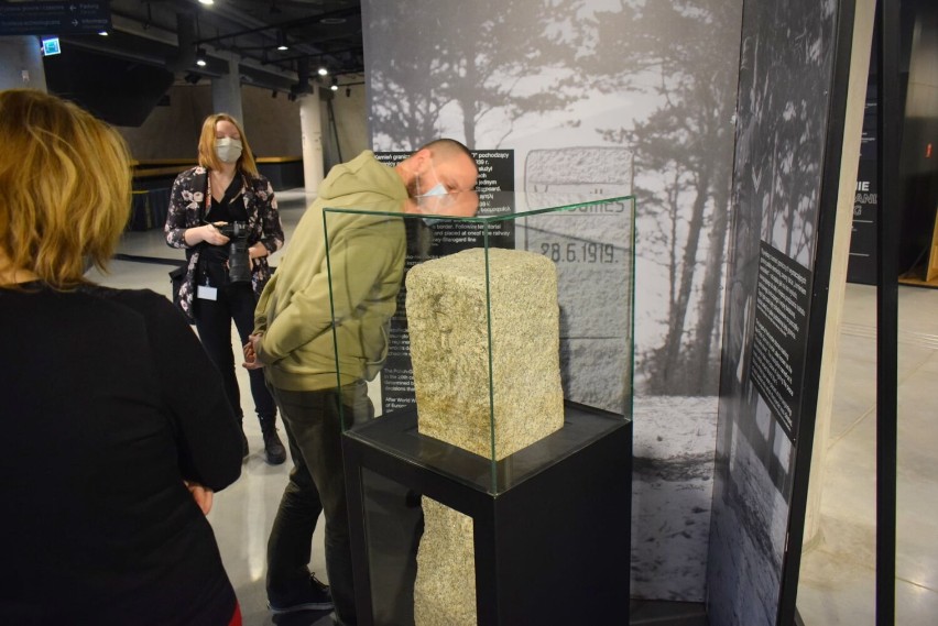 Przedwojenne kamienie graniczne z Bolesławowa trafiły do muzeum ZDJĘCIA