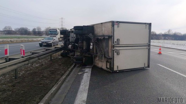 Jedna nitka autostrady A4 w kierunku Katowic jest zablokowana, ruch odbywa się pasem awaryjnym.