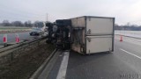 Zderzenie osobówki i busa na A4 między Opolem i Brzegiem. Zablokowany jeden pas autostrady