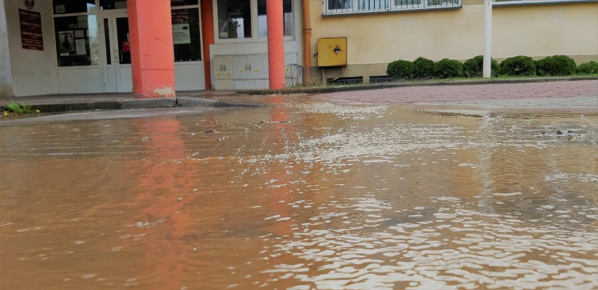 Woda płynie - Starostwo Powiatowe w Sławnie - awaria