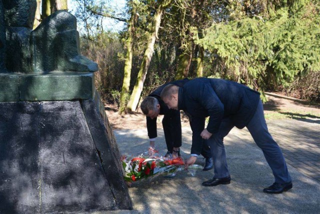 Nowy Dwór Gdański odwiedziła delegacja miasta partnerskiego Swietłyj. Złożono m.in. kwiaty na cmentarzu w Kmiecinie