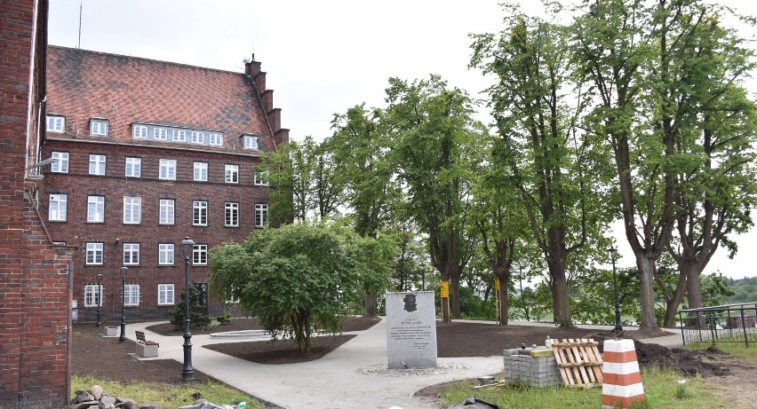 Malbork. Za Urzędem Miasta teren pięknieje w oczach. To jak przedpokój dla bulwaru, więc ma podobne meble miejskie