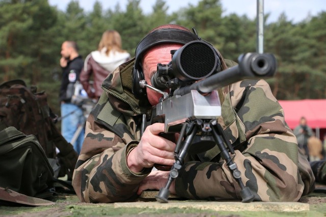 Najlepsi strzelcy z całego świata przyjechali na turniej Longshot, który odbywa się na strzelnicy wojskowej między wsią Nietoperek i Międzyrzeczem
