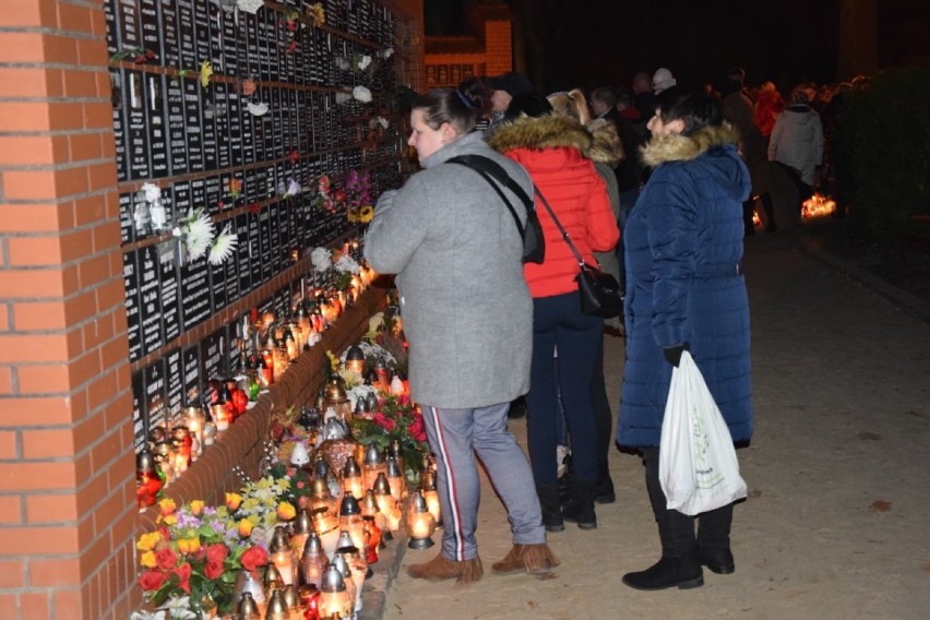 Tysiące osób odwiedziło Stary Cmentarz w Słupsku [ZDJĘCIA]
