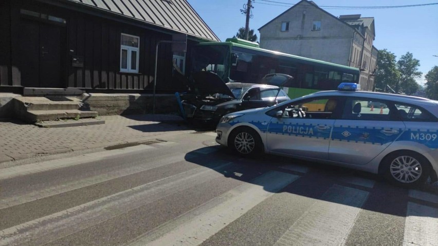 Wypadek drogowy na ulicy Wigierskiej w Suwałkach. Dwie osoby trafiły do szpitala (Zdjęcia)