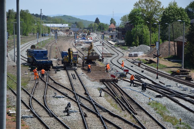 Przebudowa dworca w Ścinawce Średniej. Nowe peron i windy dla podróżnych. Poprawa kolejowych tras do wywozu kruszywa (FOTO)