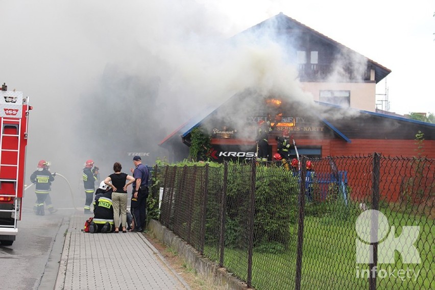 Kęty. Groźny pożar budynku przy ulicy Wyspiańskiego. Jest tam sklep rowerowy