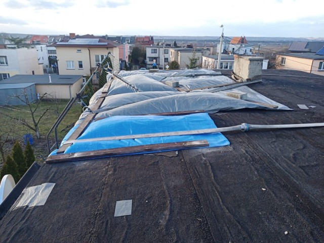 W Unisławiu, przy ul. Rzemieślniczej, wiatr zerwał cześć dachu z budynku jednorodzinnego