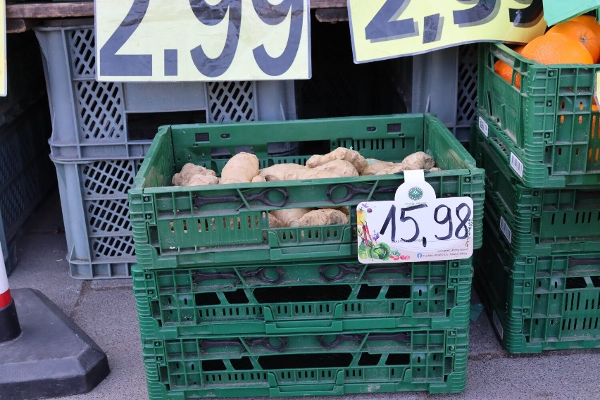 Ceny warzyw i owoców na straganie w Obornikach. Ile zapłacimy za rzodkiewkę, a ile za marchewkę?
