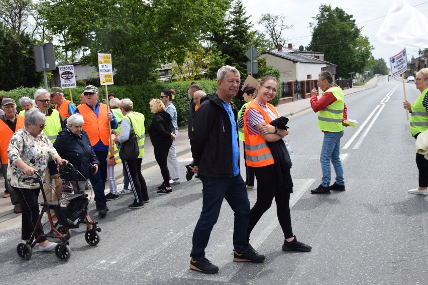 Protest na drodze krajowej 42 w Działoszynie. Mieszkańcy domagają się "ujarzmienia" ruchu samochodowego ZDJĘCIA