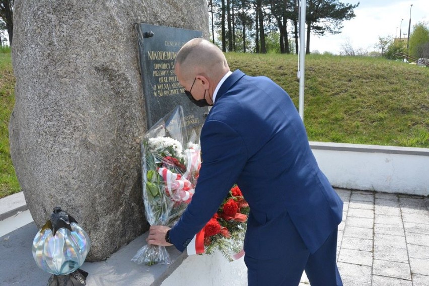 Modlitwa, złożenie kwiatów i odśpiewanie hymnu. Skromne uroczystości w Dąbrowie Białostockiej