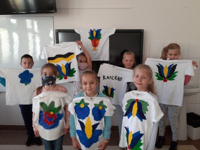 Uczniowie spotkali się z artystkami, jedynymi w swoim rodzaju na Kaszubach, działającymi również aktywnie w gminie Kościerzyna