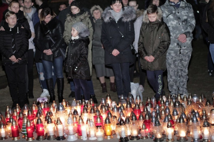 Kolejne znicze na miejscu, w którym Adam C. w czwartek stracił życie