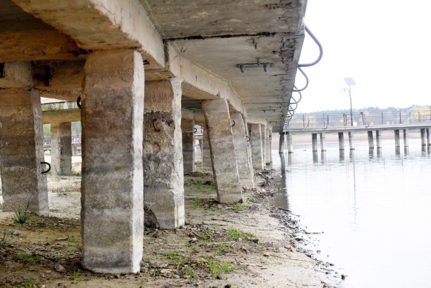 Jezioro Głębokie koło Międzyrzecza: stan plaży i pomostów w...