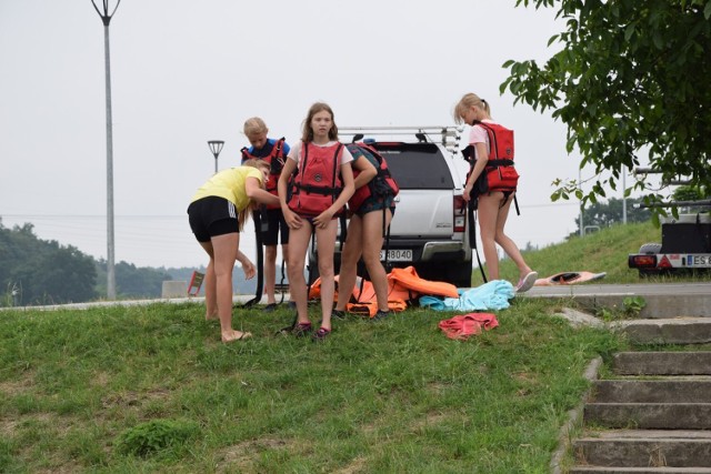 Obóz młodych ratowników WOPR nad zalewem Zadębie w Skierniewicach