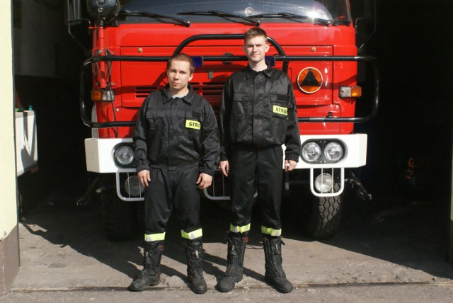 Bartek Fleszar i Bartosz Morański są strażakami ochotnikami od lat. Od trzech lat wyjeżdżają w teren, by gasić pożary i ratować ludzkie życie