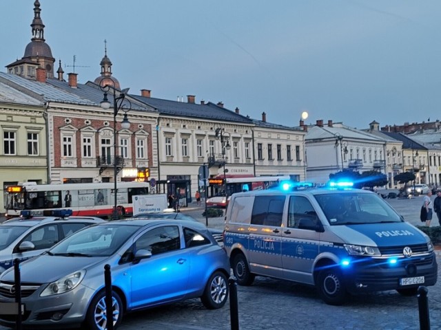 Pięć radiowozów i karetkę wezwano do... awanturującego się mężczyzny, który przyszedł do punktu przyjęć dzielnicowych w Rynku