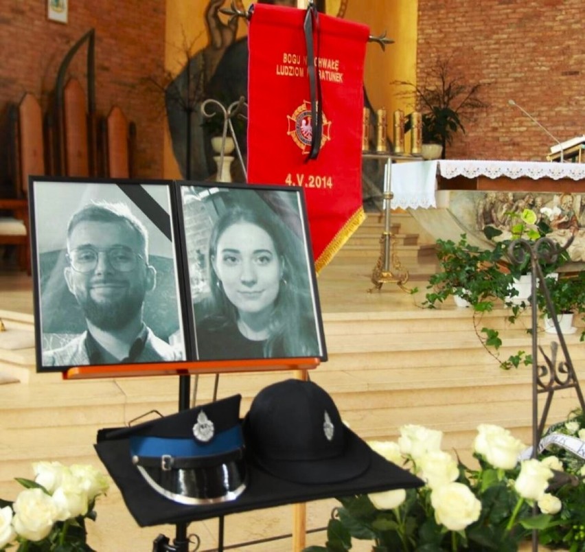 Pogrzeb tragicznie zmarłych strażaków z OSP Żukowo. Całe miasto pożegnało druhnę Karolinę i druha Łukasza