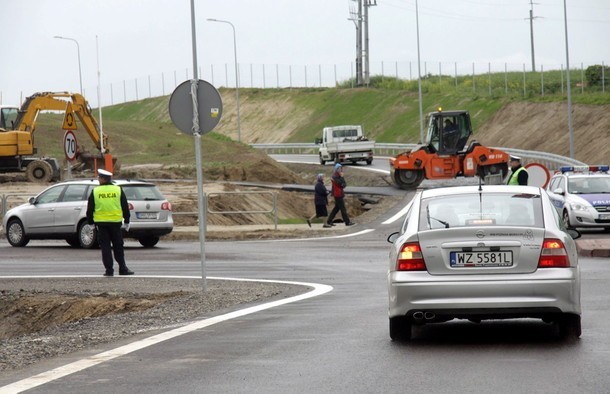 Nowy, prawie 24-kilometrowy odcinek drogi ekspresowej S-17 Kurów - Jastków został we wtorek otwarty dla ruchu pojazdów. Trasa została wybudowana obok dotychczasowej drogi. Jej budowa kosztowała 785 mln zł. 
Budowa S17: Odcinek Kurów - Jastków otwarty (ZDJĘCIA)