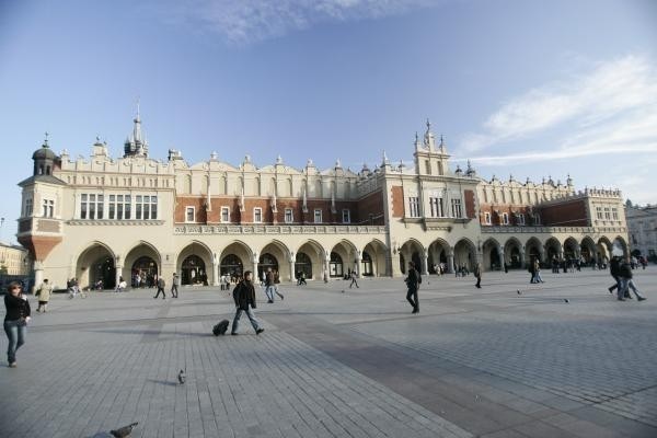Kraków: rozkopują Rynek Główny na oczach turystów