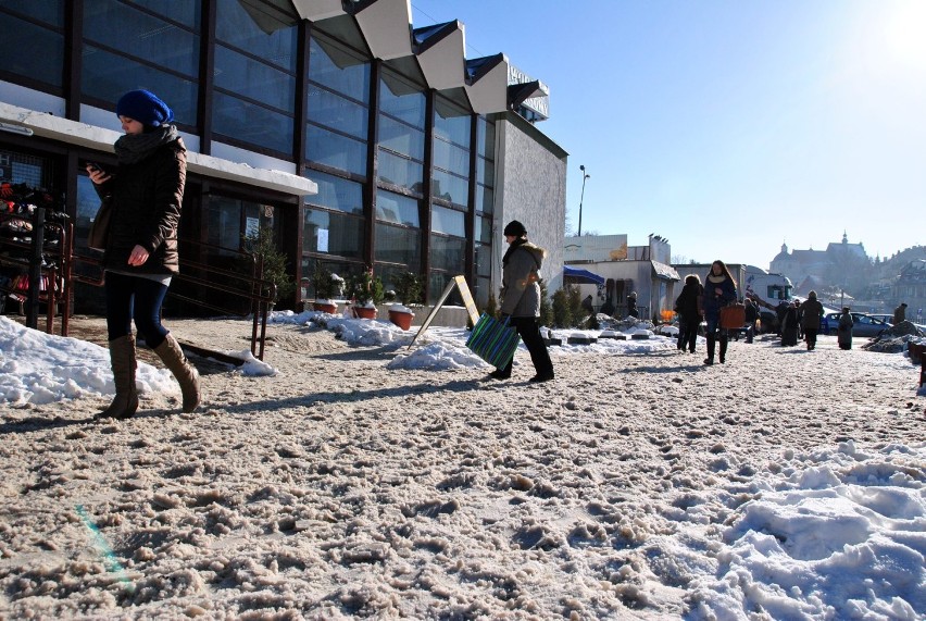Zima w Lublinie: Z dachów spadają zaspy śniegu