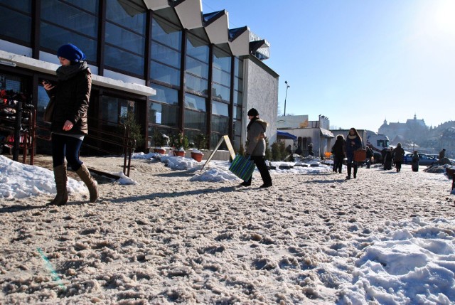 Zima w Lublinie: Z dachów spadają zaspy śniegu