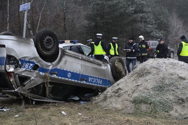 Wypadek radiowozu w Kosakowie 1.02.2017. Pościg za toyotą zakończony dachowaniem