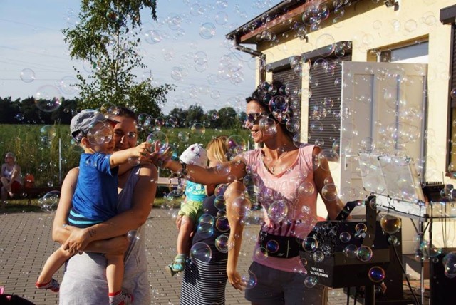 Trwają V Dni Kobylnik. Tańce, zabawy, konkursy, koncerty... Tutaj nie można się nudzić.

W niedzielę był konkurs wędkarski turniej sportowy na wesoło. Poniedziałek upłynął pod hasłem "Dorośli dzieciom". Były tańce, zabawy i konkursy sportowe, warsztaty świecowe, pokaz mega baniek mydlanych, mecz w dwa ognie i kąpiel w pianie, którą uraczyli uczestników strażacy z OSP w Kruszwicy.

Wtorek był Dniem Folkloru, który zorganizowano przy Pałacu w Kobylnikach. To była prawdziwa uczta dla duszy i ciała: wystawa "Wspomnienia pisane fotografii ", występ Nadgoplańskiego Zespołu Folklorystycznego w Kruszwicy i zespołu "Ale Babki", a dla podniebienia oczywiście (tradycyjnie - od pięciu lat) drożdżówka, chlebek ze smalcem albo pasztetem z ogórkiem kiszonym. Nad trzecim dniem Dni Kobylnik czuwały: Halina Michalak i Henryka Derezińska oraz członkowie Klubu Seniora w Kobylnikach.

To jednak nie koniec świętowania. Dziś odbędzie się Piknik przy świetlicy w Kobylnikach, a w programie: badania profilaktyczne, trójbój strzelecki, spotkanie z Nadgoplańskim Parkiem Tysiąclecia, pokazy policyjne i ratownictwa medycznego, zumba oraz przejażdżki bryczką. nożny bilard, grochówka oraz występ zespołu "Zdarta płyta". Początek pikniku o godzinie 15.

W piątek rajd rowerowy z atrakcjami, a w sobotę wielki finał - festyn rodzinny. W programie: liczne atrakcje dla dzieci, młodzieży i starszych (dmuchana zjeżdżalnia, zamek, bungee run, ścianka wspinaczkowa, fotobudka, wata cukrowa, tort urodzinowy, konkursy i zabawy), Gęsina na Kobylnickim  oraz zabawa taneczna z niespodzianką. Początek festynu o godz. 15.

Organizatorami Dni Kobylnik są: Rada Sołecka, Stowarzyszenie Dwa Kłosy, Klub Seniora Kobylniki, Centrum Kultury i Sportu "Ziemowit" i świetlica w Kobylnikach. Patronat nad imprezą objął wojewoda Mikołaj Bogdanowicz.

