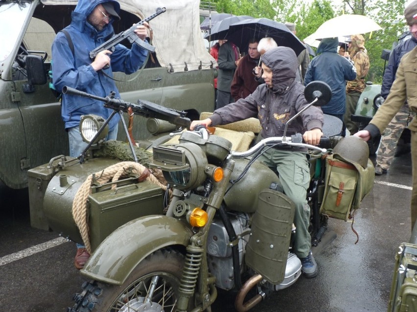 Zlot Pojazdów Militarnych Wapienniki 2012: Parada i pokaz w Radomsku [ZDJĘCIA+FILM]